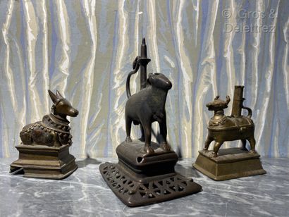  (Etude)Trois éléments en bronze et laiton représentant des buffles et vaches sur...