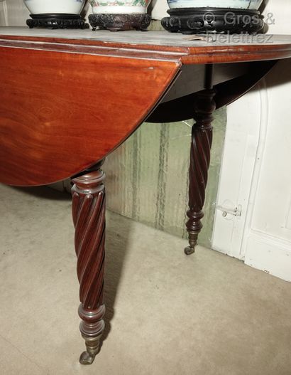 null Mahogany table with two flaps, the twisted legs ending with casters.

Mid 19th...