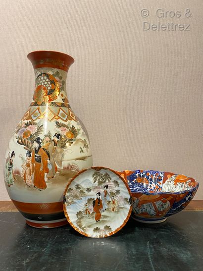 null (Etude)Japon. Lot en porcelaine composé d'un vase piriforme à decor de femmes...