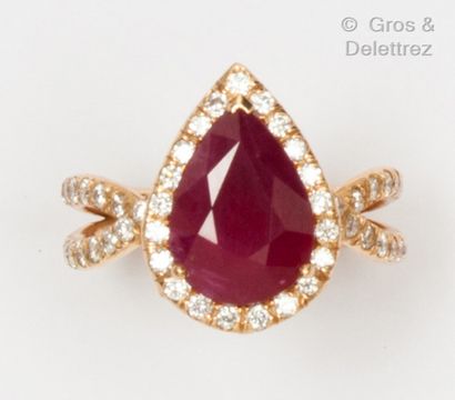 null Bague en or rose, ornée d’un rubis de forme poire entouré et épaulé de diamants...