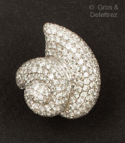 White gold ring, decorated with a shell set...