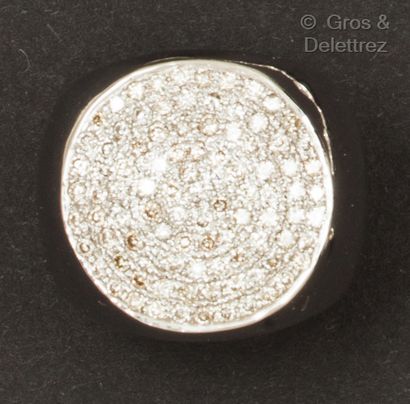 null Importante bague en or gris, ornée d’un motif circulaire pavé de diamants taillés...