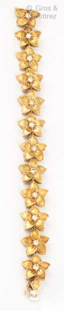 null Bracelet articulé en or jaune à décor de fleurs pivotantes et réversibles ornées...