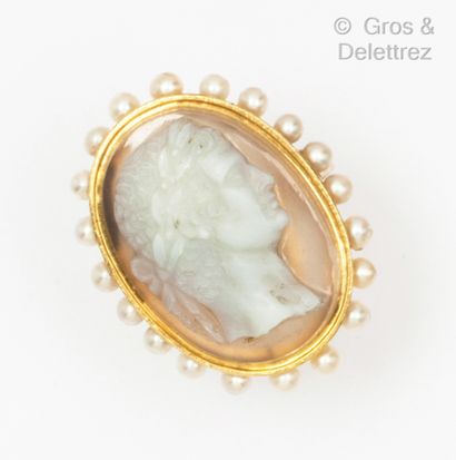 null Yellow gold ring, with a cameo on agate showing a laureate profile of a man...