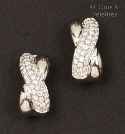 null Pair of white gold "Crossed" earrings set with pavé-cut diamonds. Gross weight:...