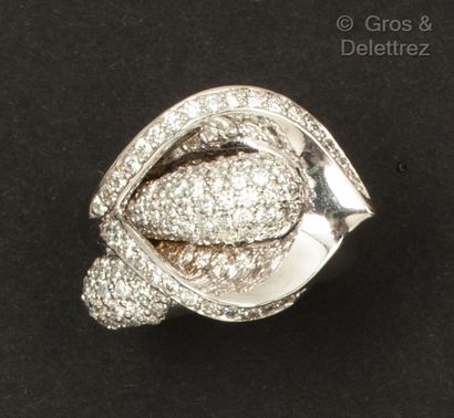null Bague en or gris, représentant un arôme partiellement pavé de diamants taillés...