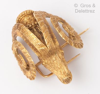 ZOLOTAS Goat" brooch in chased yellow gold. Signed Zolotas. Dimensions : 3,5 x 4,4...