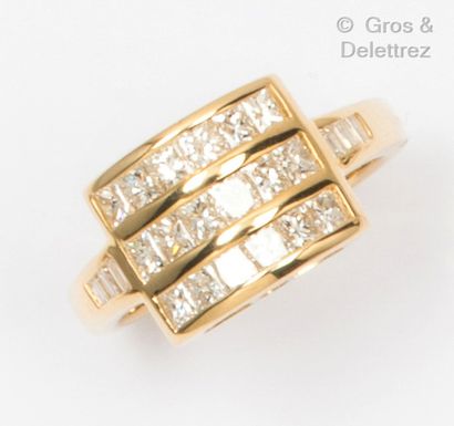 null Bague en or jaune, ornée de trois lignes de diamants princesses. L’anneau partiellement...