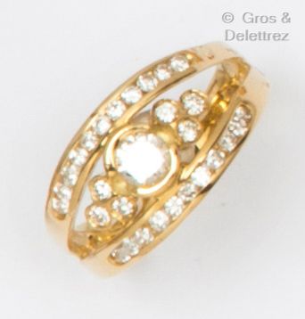 null Yellow gold ring, set with a brilliant-cut diamond surrounded by smaller diamonds....