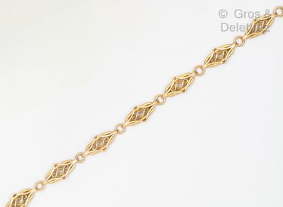 null Articulated bracelet in yellow gold, composed of openwork oblong links highlighted...