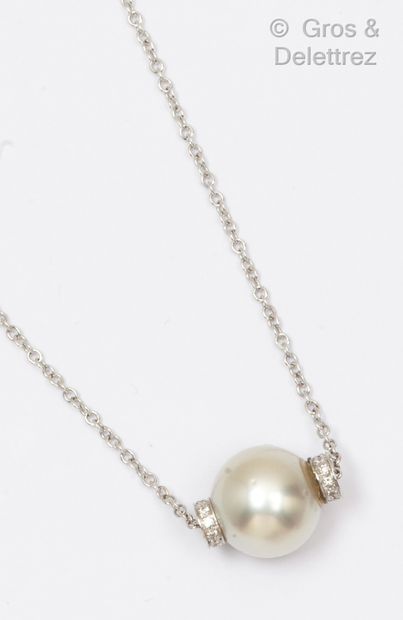 Collier en or gris (14 K), retenant une perle...
