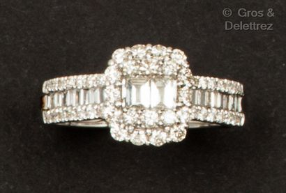 White gold ring, set with baguette diamonds...