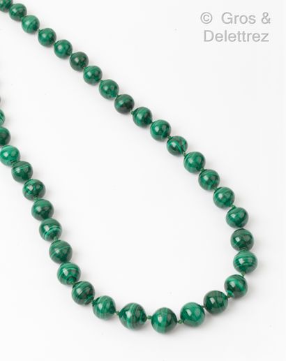 null Necklace made of a light fall of malachite beads. Diameter of the pearls: 11,5...