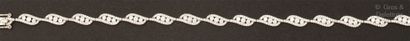  Bracelet « Ligne » en or gris, composé d’une...