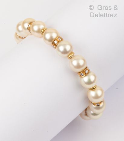 null Bracelet composé d’un rang de perles de culture Akoia alternées de viroles en...