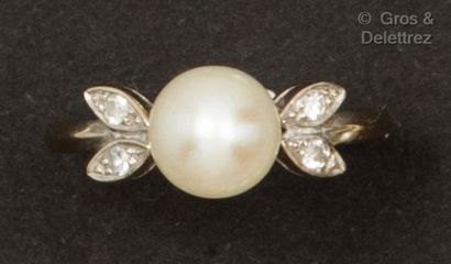 null White gold ring set with a cultured pearl and 8/8 cut diamonds. Finger size...