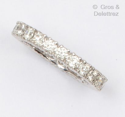 null Wedding ring in white gold, entirely set with brilliant-cut diamonds. Finger...