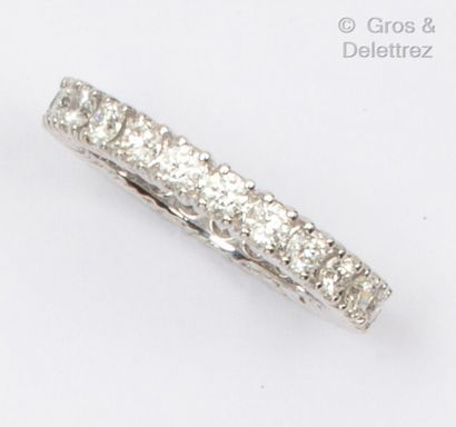 null Alliance en or gris, entièrement sertie de diamants taillés en brillant. Tour...