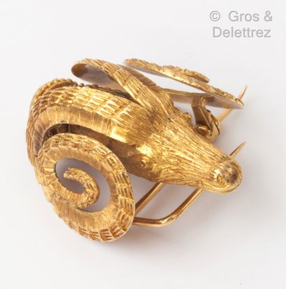 ZOLOTAS Goat" brooch in chased yellow gold. Signed Zolotas. Dimensions : 3,5 x 4,4...