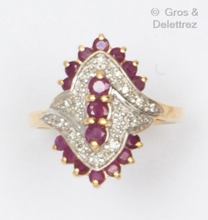Yellow gold ring set with round faceted rubies...