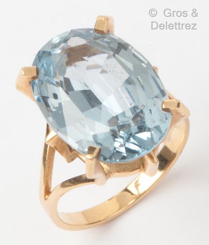 null Yellow gold ring with a large oval topaz. Finger size : 55. Gross weight: 6...