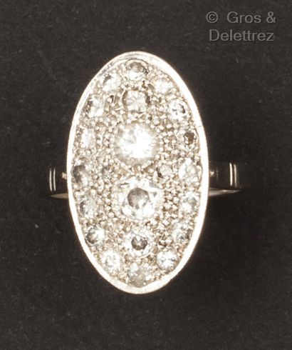 null Bague ovale en platine, ornée de diamants taillés en brillant et de taille ancienne...