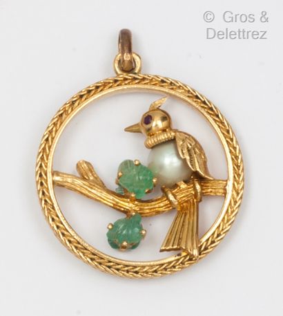 null Yellow gold circular pendant, decorated with a bird represented by a pearl,...