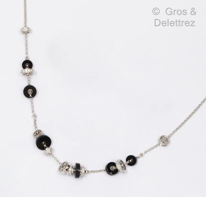 null Collier en or gris, composé d’une chainette soulignée de motifs circulaires...