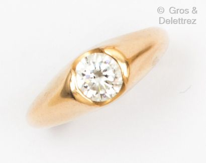null 
Yellow gold "Solitaire" ring, consisting of a band holding a WHITE STONE.




Finger...