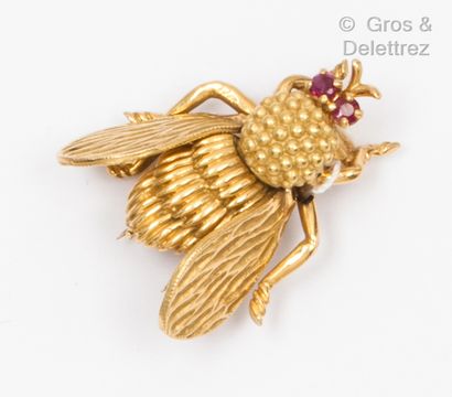 null Yellow gold "Mouche" brooch, the eyes set with round faceted rubies. Size: 25...