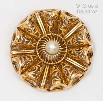 null Yellow gold circular brooch with openwork ribbon design, set with a cultured...