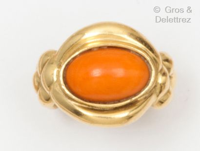 Yellow gold ring with a coral cabochon. Finger...