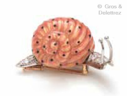 BOUCHERON Yellow gold and platinum "Snail" lapel clip, the shell enamelled pink with...