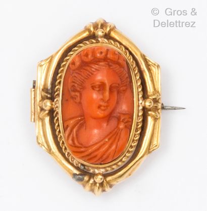  Hexagonal" brooch in yellow gold (14K), decorated with a cameo on coral representing...