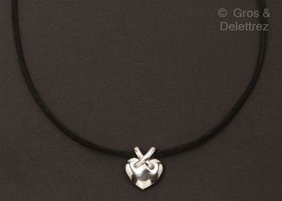 CHAUMET "Link" - Heart pendant in white gold held by crossed links on a black silk...