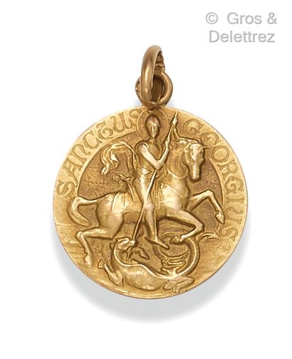 null Yellow gold medal representing Saint George slaying the dragon. Length : 2,5...