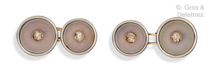 null Pair of yellow gold cufflinks, decorated with a button set with a frosted glass...
