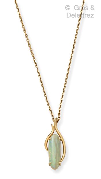 null Yellow gold pendant, decorated with an opal cabochon. Length: 42 cm. Gross weight...