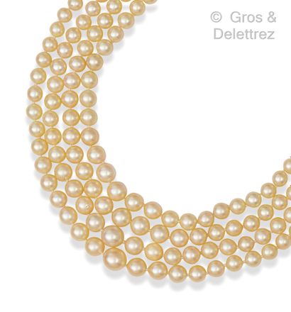null Necklace " Collerette " composed of four rows of cultured pearls in fall. Clasp...