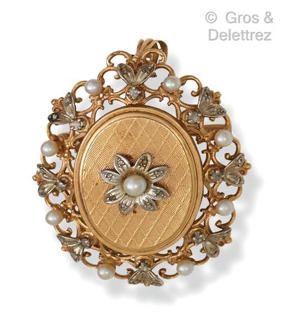 Yellow gold pendant brooch decorated with...