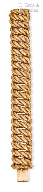 Large yellow gold bracelet made of interlaced...
