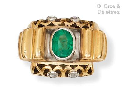 null Yellow gold ring set with an oval emerald with gadroons. The openwork gallery...