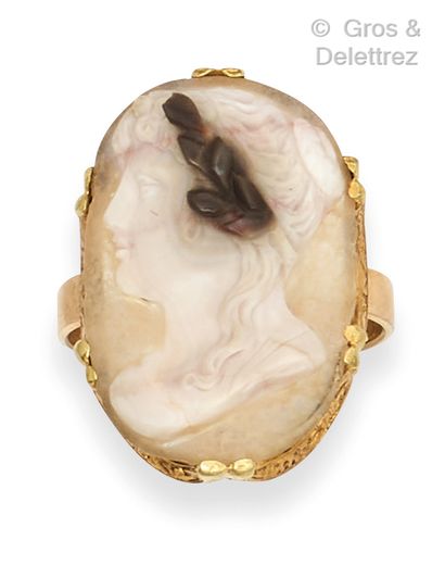 Yellow gold ring, with a cameo on agate with...