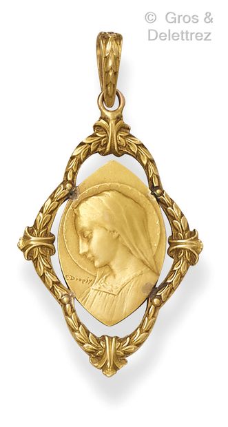 Medal in yellow gold representing the Virgin...