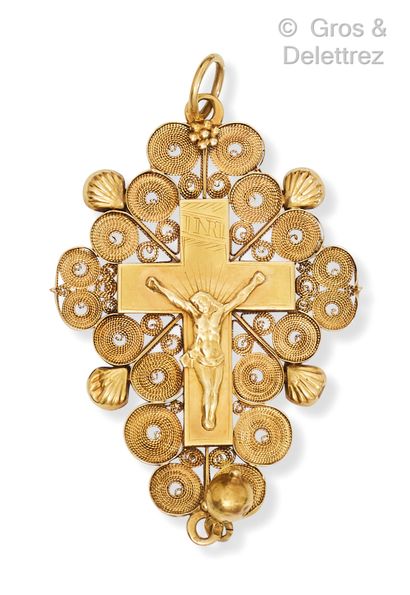 A 14K yellow gold pendant, decorated with...