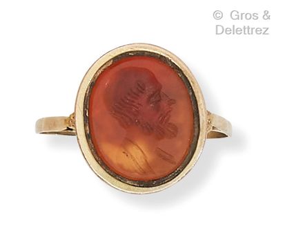null Yellow gold ring, set with an intaglio engraved with a bearded male profile....