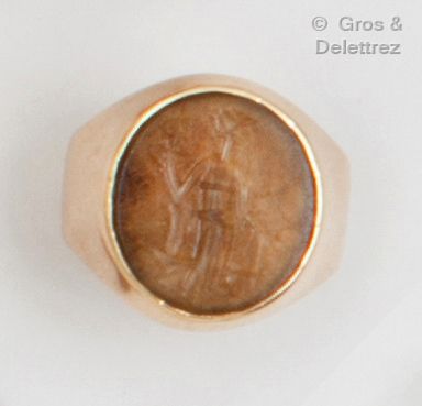 null Yellow gold ring, set with an intaglio on agate with a figure. Finger size:...