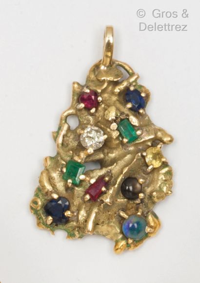  Yellow gold pendant (14K), decorated with sapphires, emeralds and white stones....
