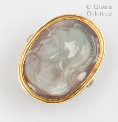 Yellow gold ring, set with a cameo on agate...