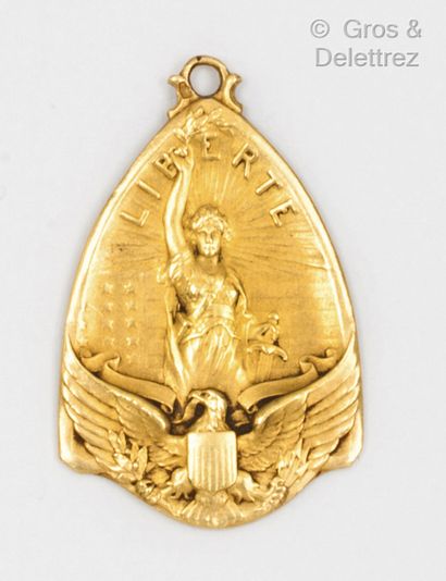 Yellow gold medal representing the Statue...